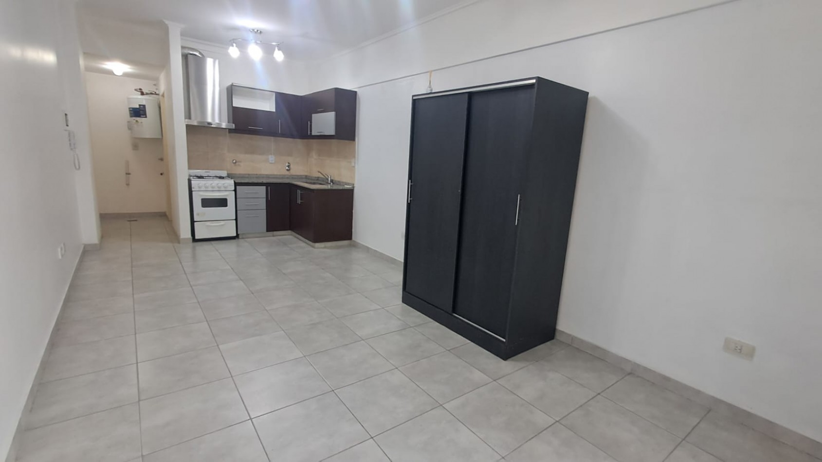 DEPARTAMENTO MONOAMBIENTE C/BAÑO Y BALCON FRANCES. REF. 927