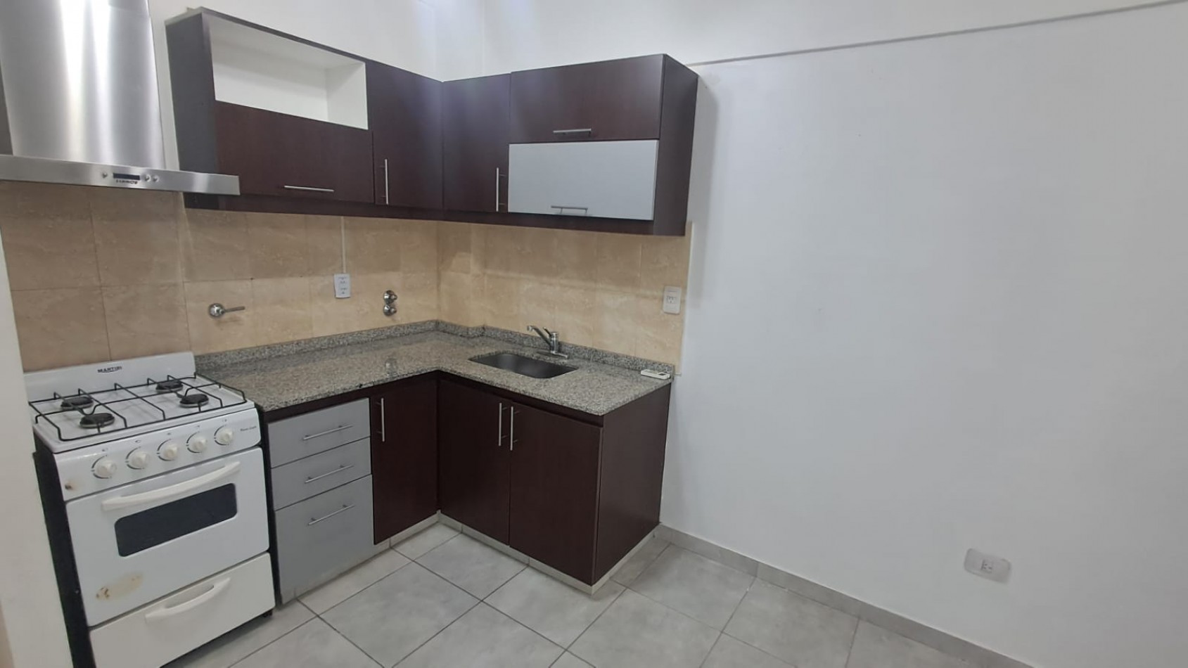 DEPARTAMENTO MONOAMBIENTE C/BAÑO Y BALCON FRANCES. REF. 927
