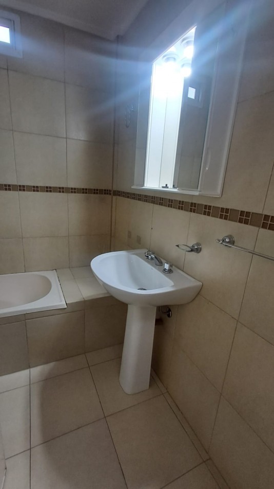 DEPARTAMENTO MONOAMBIENTE C/BAÑO Y BALCON FRANCES. REF. 927