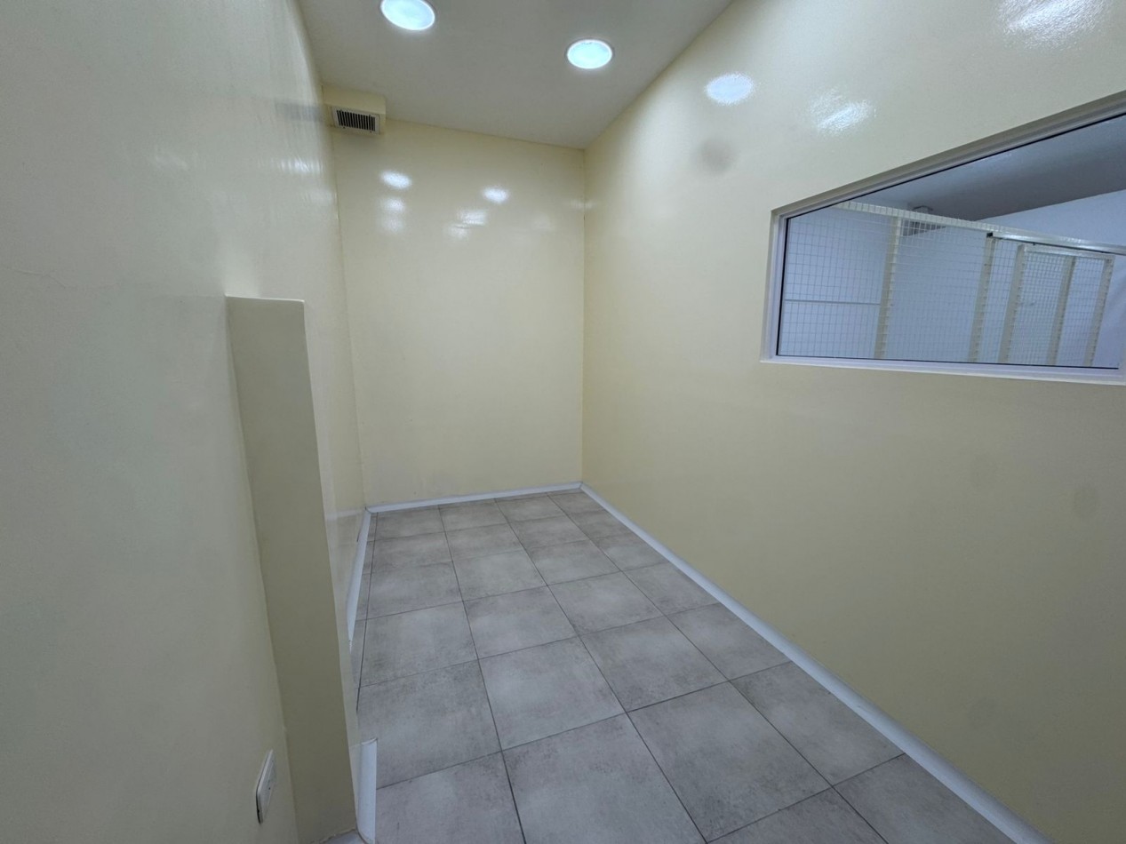 GALPON EN EXCELENTE ESTADO DE 400MTS2 CON VIVIENDA U OFICINAS, DEPOSITOS Y MONTACARGA.REF.931 