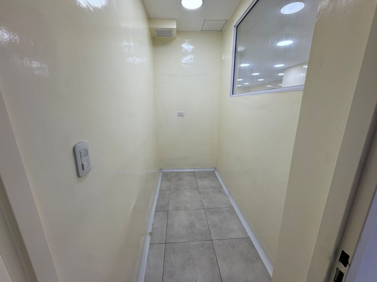 GALPON EN EXCELENTE ESTADO DE 400MTS2 CON VIVIENDA U OFICINAS, DEPOSITOS Y MONTACARGA.REF.931 