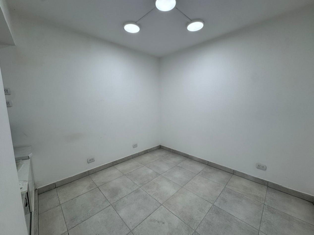 GALPON EN EXCELENTE ESTADO DE 400MTS2 CON VIVIENDA U OFICINAS, DEPOSITOS Y MONTACARGA.REF.931 
