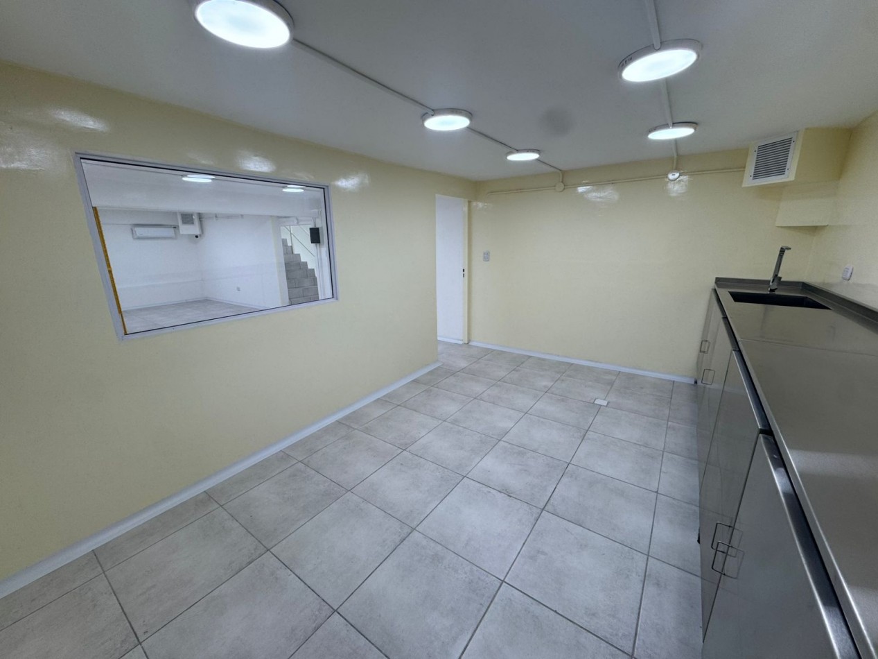 GALPON EN EXCELENTE ESTADO DE 400MTS2 CON VIVIENDA U OFICINAS, DEPOSITOS Y MONTACARGA.REF.931 