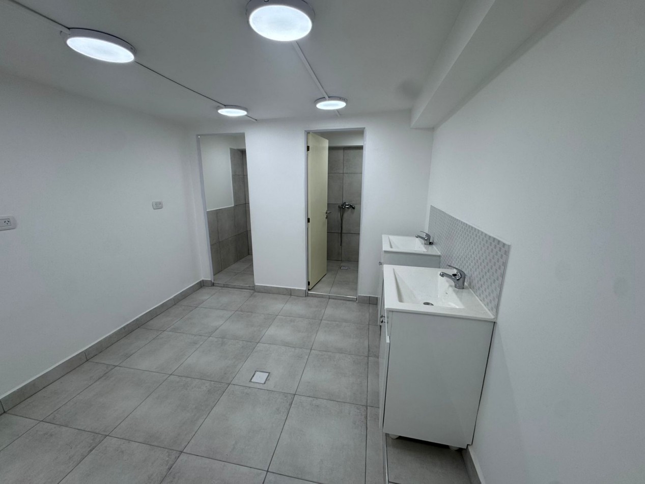 GALPON EN EXCELENTE ESTADO DE 400MTS2 CON VIVIENDA U OFICINAS, DEPOSITOS Y MONTACARGA.REF.931 