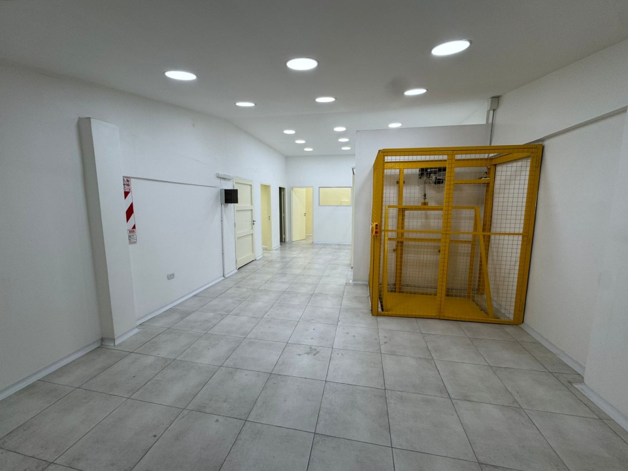 GALPON EN EXCELENTE ESTADO DE 400MTS2 CON VIVIENDA U OFICINAS, DEPOSITOS Y MONTACARGA.REF.931 