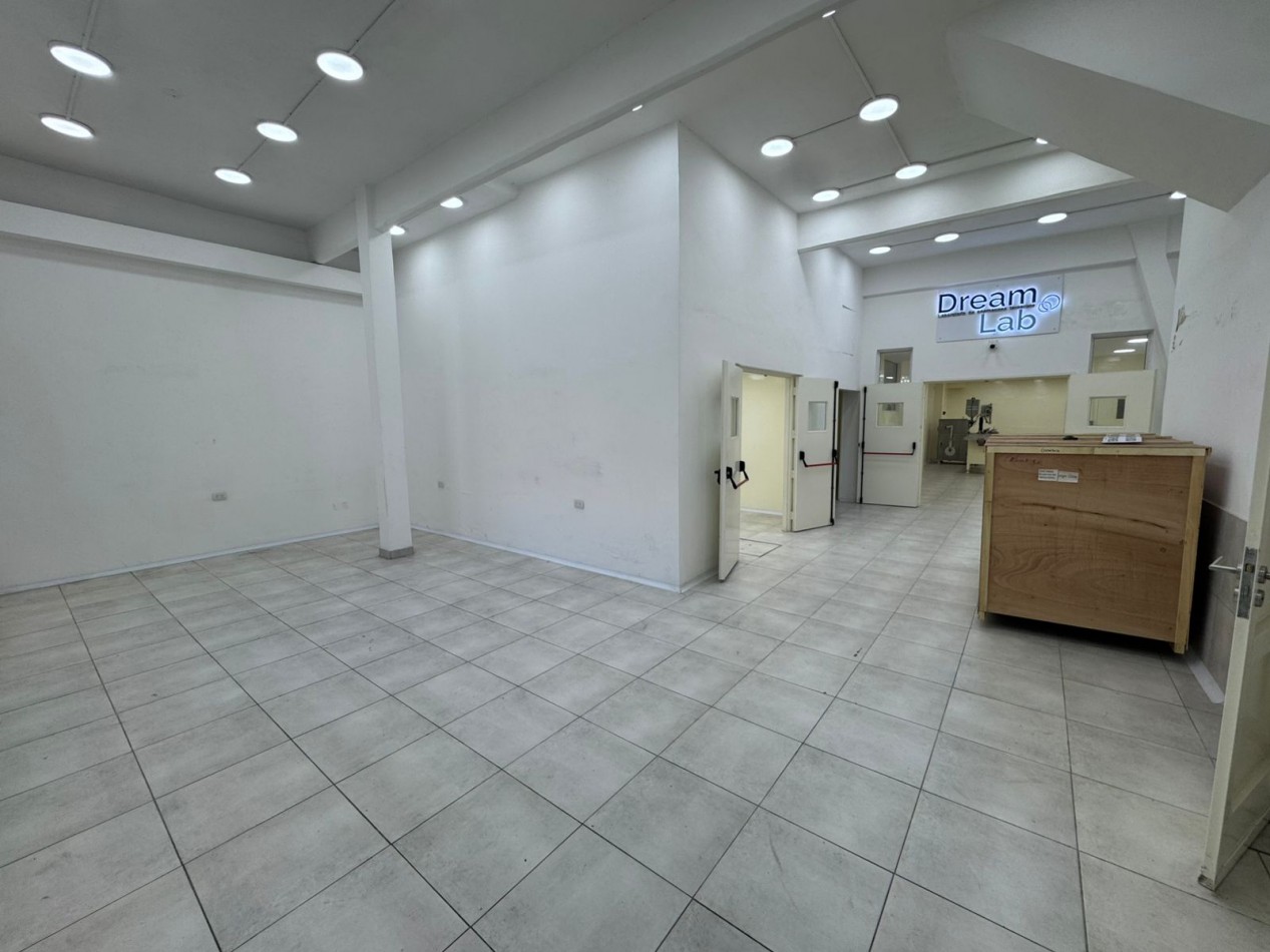 GALPON EN EXCELENTE ESTADO DE 400MTS2 CON VIVIENDA U OFICINAS, DEPOSITOS Y MONTACARGA.REF.931 