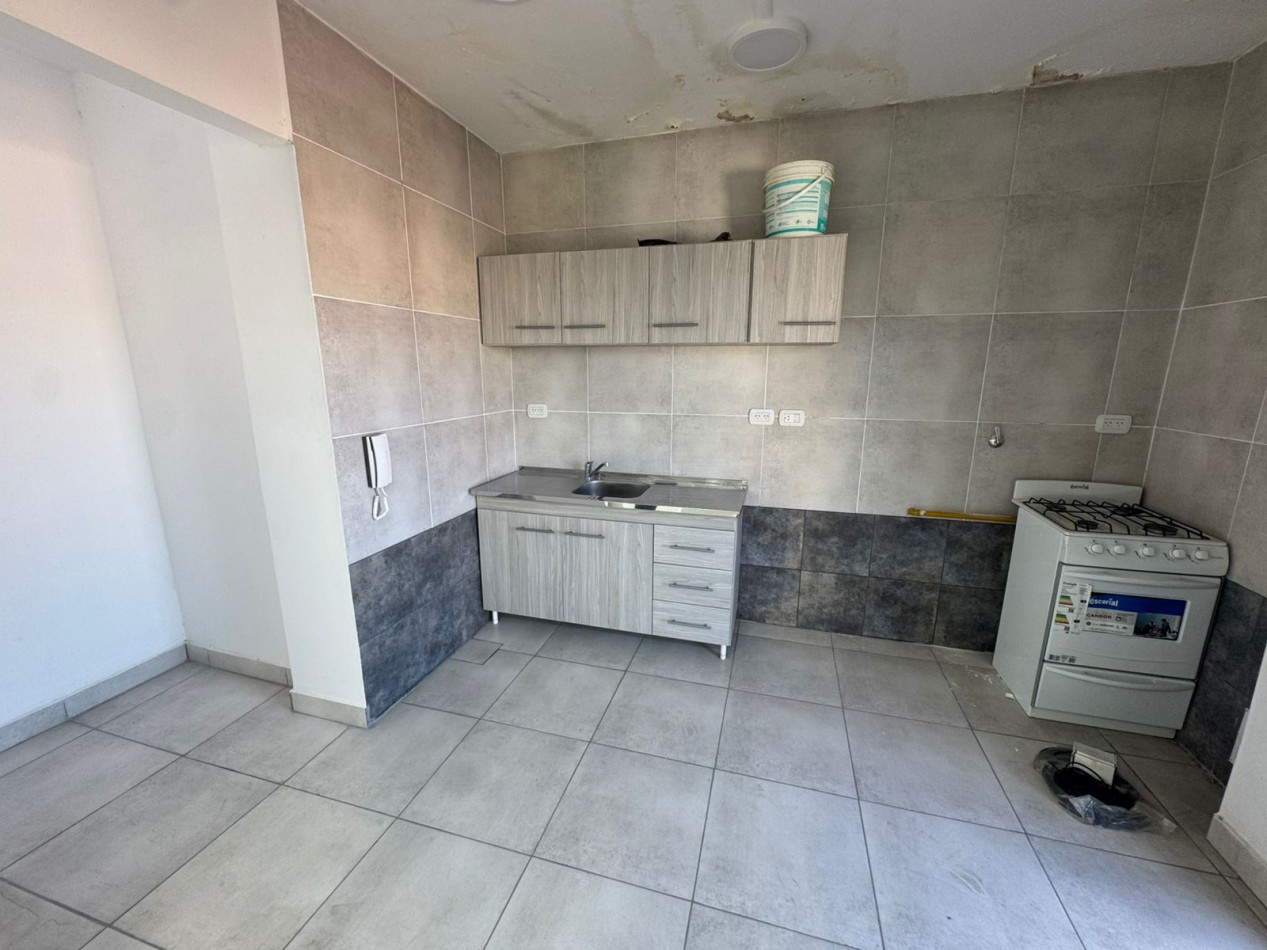 GALPON EN EXCELENTE ESTADO DE 400MTS2 CON VIVIENDA U OFICINAS, DEPOSITOS Y MONTACARGA.REF.931 