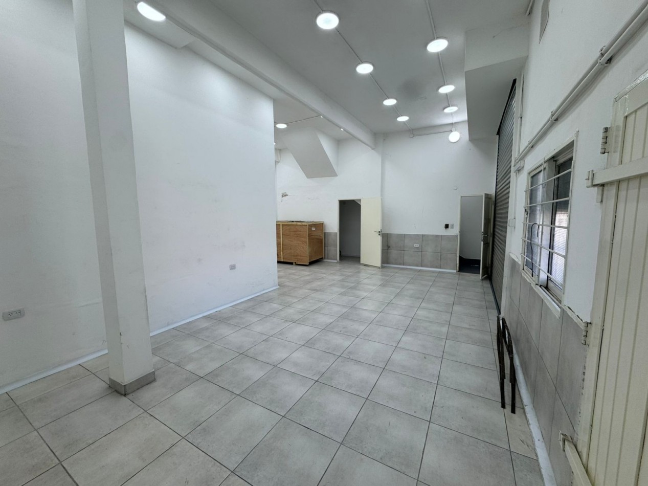 GALPON EN EXCELENTE ESTADO DE 400MTS2 CON VIVIENDA U OFICINAS, DEPOSITOS Y MONTACARGA.REF.931 