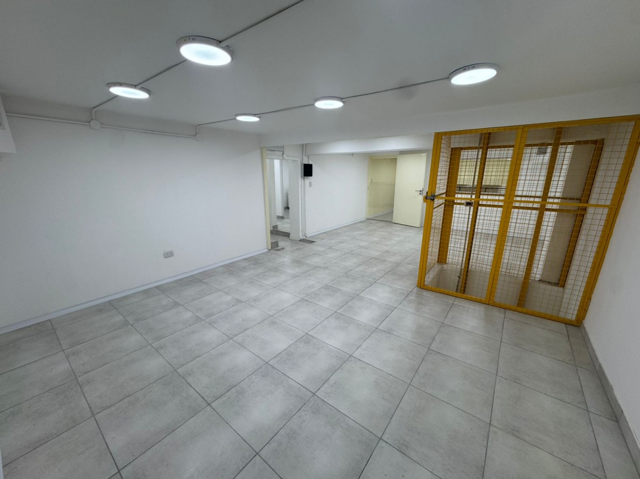 GALPON EN EXCELENTE ESTADO DE 400MTS2 CON VIVIENDA U OFICINAS, DEPOSITOS Y MONTACARGA.REF.931 