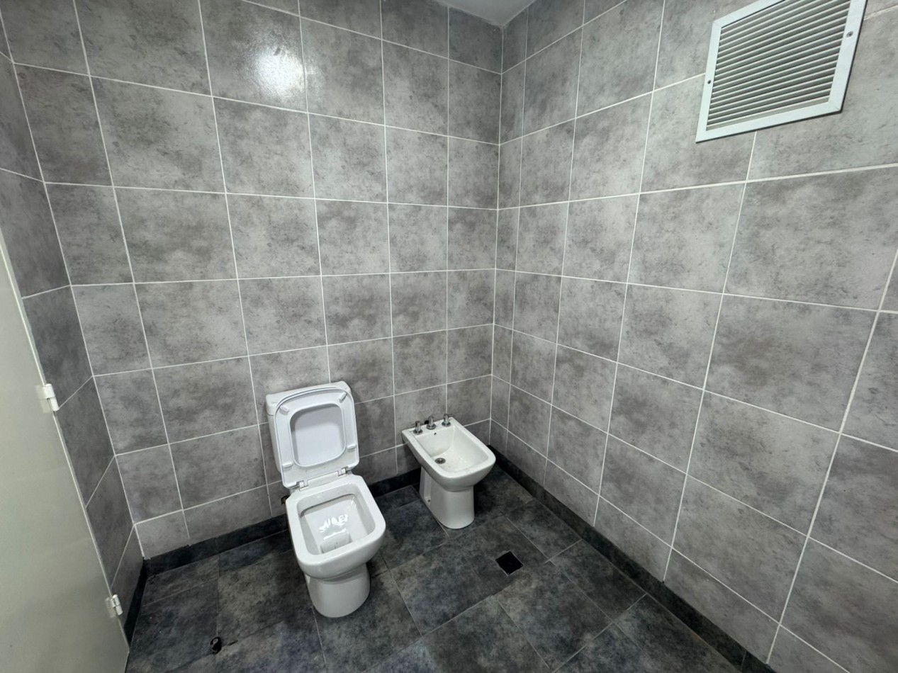 GALPON EN EXCELENTE ESTADO DE 400MTS2 CON VIVIENDA U OFICINAS, DEPOSITOS Y MONTACARGA.REF.931 