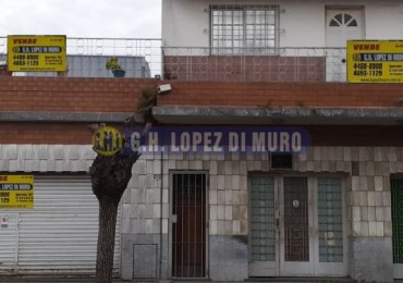 INMUEBLE COMPUESTO LOCAL + GARAGE+ 1 VIVIENDA 3 AMB CON PARQUE + DEPTO 3 AMB EN PLANTA ALTA CON BCON Y TERRAZA REF: 498