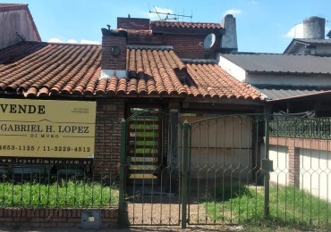 CASA 4 AMB CON GARAGE P/ 2 AUTOS, JARDIN Y 2 PATIOS REF: 618