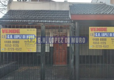CASA 4 AMBIENTES CON GARAGE, PATIO Y TERRAZA X T/SUP. CON QUINCHO CON PARRILLA Y BAÑO REF: 609