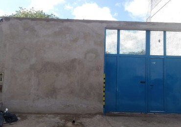 GALPON DE 205MTS2 C/BAÑO/ VESTUARIO, DEPOSITO Y COCHERA DESCUBIERTA DE 9×27.80 REF. 574