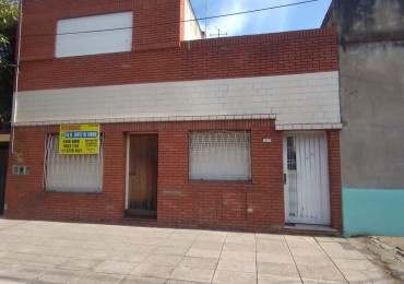 CASA SOBRE LOTE 8.66X17.32m IDEAL VARIAS FAMILIAS COMPUESTO POR 3 DEPARTAMENTOS. REF 730