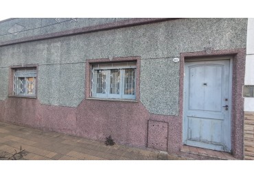 CASA 5 AMB - QUINCHO CON PARRILLA, FONDO LIBRE, LAVADERO CUBIERTO Y JARDIN DE INVIERNO - REF. 854