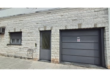 CASA 5 AMB CON COCHERA CUBIERTA, GALERIA, PATIO LATERAL Y PATIO TRASERO CON JARDIN Y PARRILA REF: 864