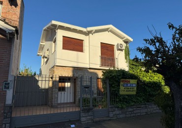 CASA 5 AMB CON 4 DORMITORIOS, LIVING, COMEDOR, COCINA, JARDIN , GARAGE PASANTE  Y FONDO PARQUIZADO C/ PILETA.REF.866