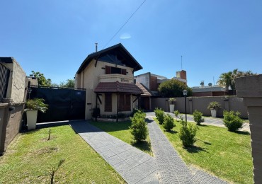 CASA QUINTA 3 AMBIENTES EN LOTE DE 734 m² CON PARQUE, QUINCHO Y PILETA. REF. 882