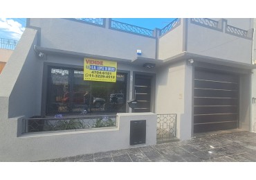 CASA 4 AMB CON GARAGE CUBIERTO, QUINCHO CON PARRILLA Y PATIO REF. 883