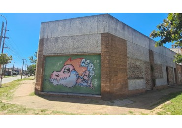 CASA 4 AMB CON LOCAL, DEPOSITO, COCHERA CUBIERTA, PATIO Y TERRAZA POR TODA LA SUPERFICIE CON QUINCHO.REF. 884