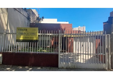 CASA 4 AMB CON COCHERA CUBIERTA Y DESCUBIERTA + DEPTO 2 AMB REF. 885