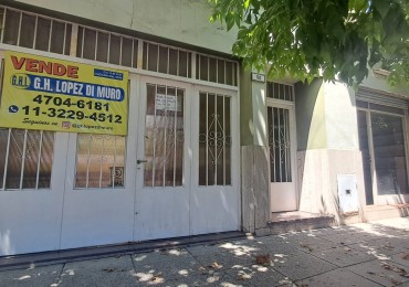 CASA 3 AMB CON LOCAL, GARAGE,PARA VARIOS AUTOS, JARDIN CON PARRILLA, PATIO Y TERRAZA X TODA LA SUPERFICIE REF. 889